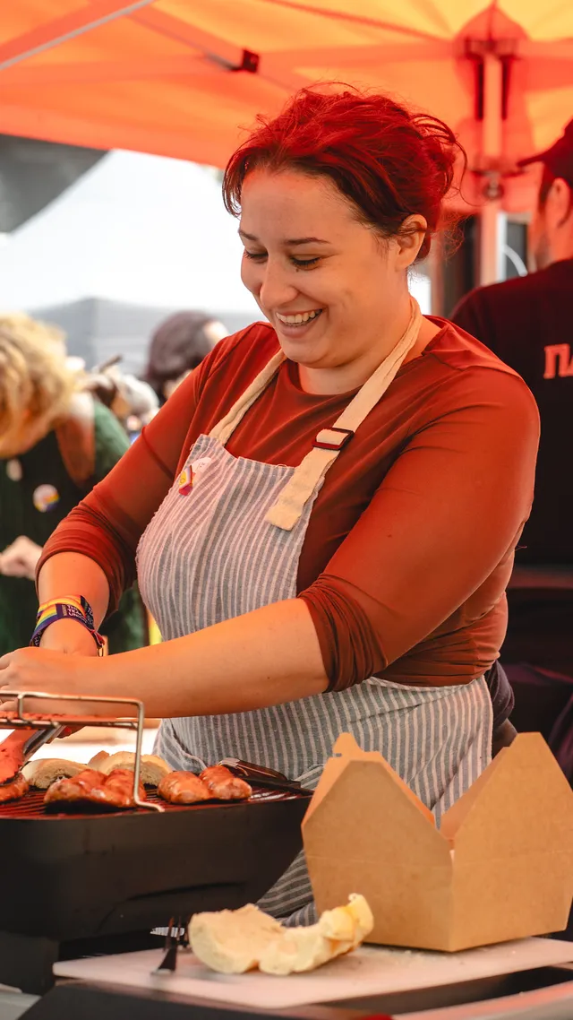 Grilling choripán on the parrilla at the stall